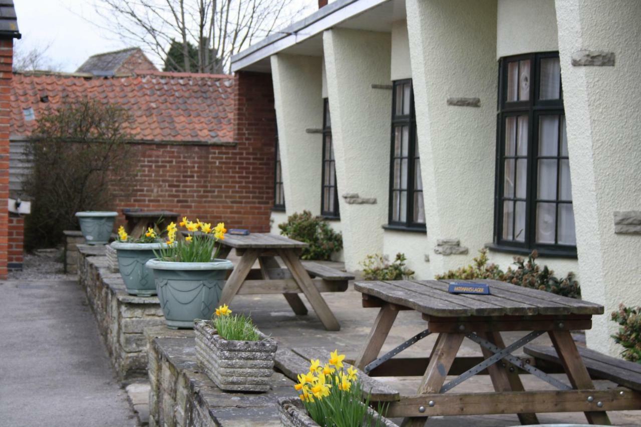 The Feathers Pocklington Exterior foto